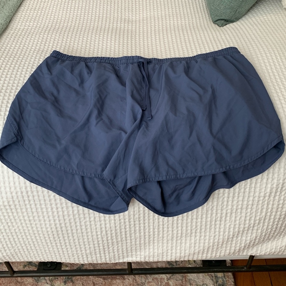 Old Navy go dry dolphin hem shorts